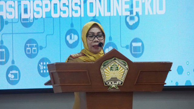 Sekretaris Daerah Kabupaten Gowa Kamsina saat menghadiri Sosialisasi Penerapan Tanda Tangan Elektronik untuk Para Lurah, di Baruga Karaeng Galesong Kantor Bupati Gowa, kemarin. (Dok. Humas Gowa)