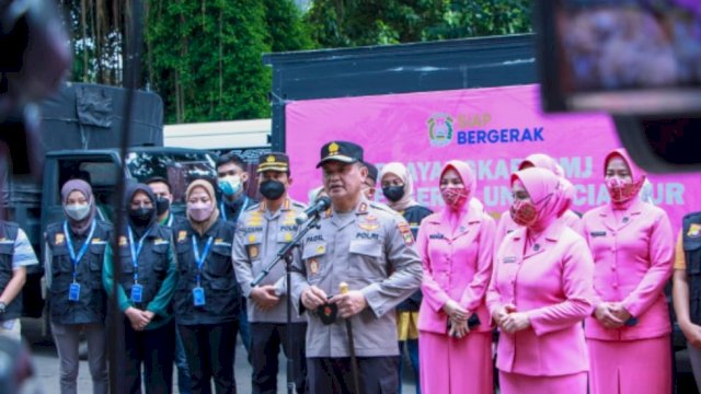 Kapolda Metro Jaya Irjen Pol Fadil Imran, bersama Bhayangkari saat pelepasan relawan Nakes ke Lokasi Gempa Cianjur, Senin (28/11/2022). (Istimewa)