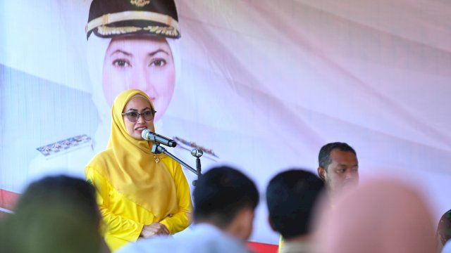 Bupati Luwu Utara Indah Putri Indriani saat membuka kegiatan Peningkatan Kapasitas SDM dan Konsolidasi Potensi Sumber Kesejahteraan Sosial (PSKS) se- Luwu Raya di Desa Lantang Tallang Luwu Utara. Senin (28/11/2022)