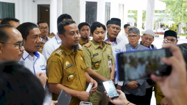 Gubernur Sulsel Andi Sudirman Sulaiman, memberikan keterangan pers usai mengumumkan kenaikan UMP Sulsel tahun 2023. (Istimewa)