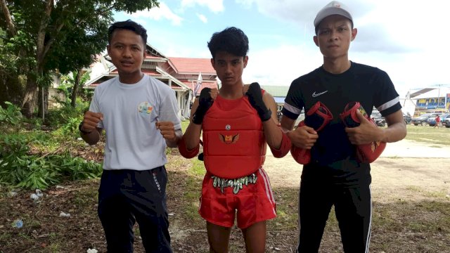 Abdul Qadir (tengah) petarung Muaythai Buton Tengah yang melaju ke babak final di Porprov Sultra ke-XIV tahun 2022 yang diselenggarakan di Kabupaten Buton dan Kota Baubau. (Istimewa)