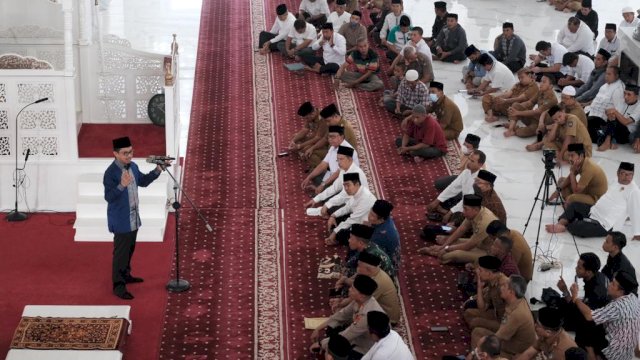 Imam Besar New York Syamsi Ali hadir mengisi ceramah pada Tabligh Akbar Pemerintah Kabupaten Gowa di Masjid Agung Syekh Yusuf, Senin (28/11) malam kemarin. (Dok. Humas Gowa)