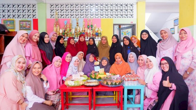 Para orangtua siswa SIT AFISGO memperingati Hari Guru Nasional di Lapangan Upacara SIT AFISGO, kemarin. (Dok. Istimewa)