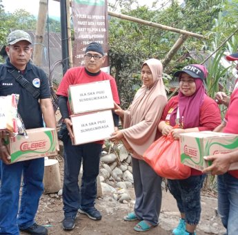 Keluarga IKA SMAGRI Sungguminasa Bantu Korban Tanah Longsor Gowa