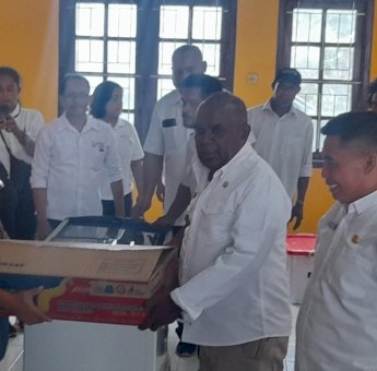 Bupati Merauke Serahkan Sejumlah Peralatan Usaha Bagi 40 Kelompok Ekonomi Kreatif