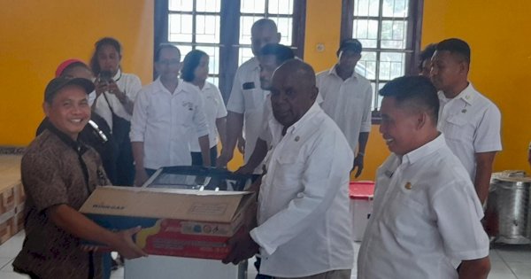 Bupati Merauke Serahkan Sejumlah Peralatan Usaha Bagi 40 Kelompok Ekonomi Kreatif