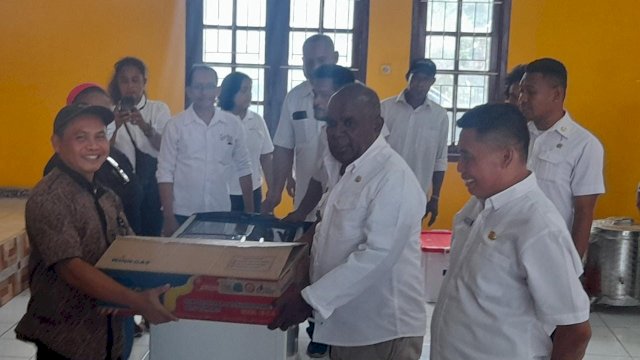 Bupati Merauke, Romanus Mbaraka menyerahkan bantuan peralatan usaha kepada kelompok ekonomi kreatif di Merauke. (Foto: Hendrik/republiknews.co.id)