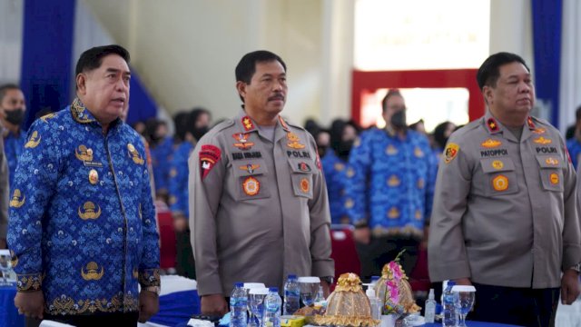 Sekda Sulsel Abdul Hayat Gani, bersama Kapolda Sulsel Irjen Pol Nana Sudjana, saat menghadiri Syukuran HUT Korpri di Mapolda Sulsel, Selasa (29/11/2022). (Istimewa)