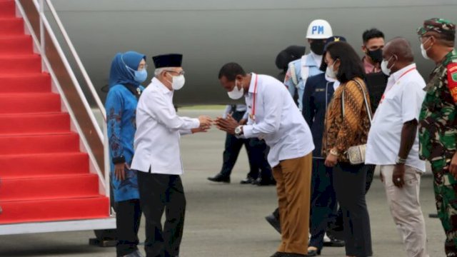 Pj. Gubernur Papua Selatan Apolo Safanpo dan seluruh Forkopimda menyambut kedatangan Wapres di Bandara Mopah. (Ist)