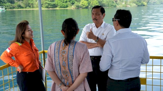 Menko Bidang Kemaritiman dan Investasi Luhut Binsar Pandjaitan, berbincang dengan CEO PT Vale Indonesia Febriany Eddy, di atas perahu rakit mengelilingi Danau Matano, Sorowako, Kabupaten Luwu Timur. (Istimewa)