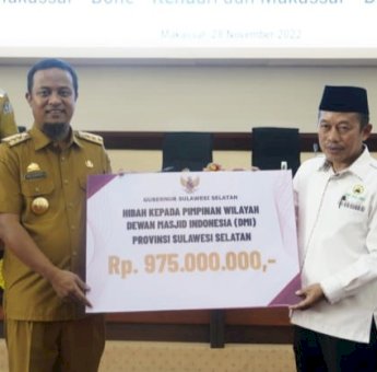 Gubernur Sulsel Serahkan Dana Hibah Rp975 Juta untuk DMI Sulsel