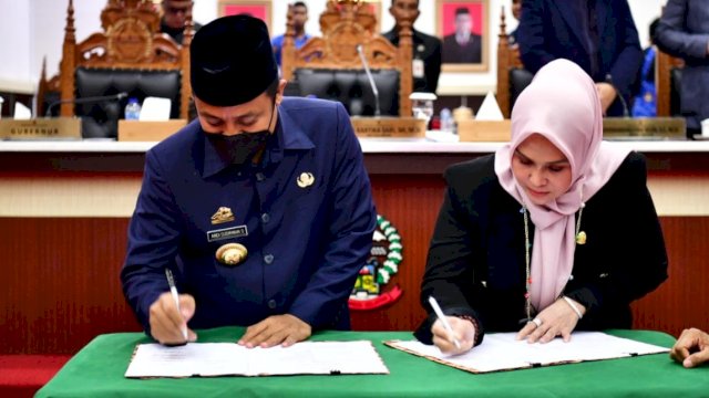 Gubernur Sulsel Andi Sudirman Sulaiman, bersama Ketua DPRD Sulsel Andi Ina Kartika Sari, saat menandatangani penetapan APBD Sulsel Tahun 2023, Selasa (29/11/2022). (Istimewa)