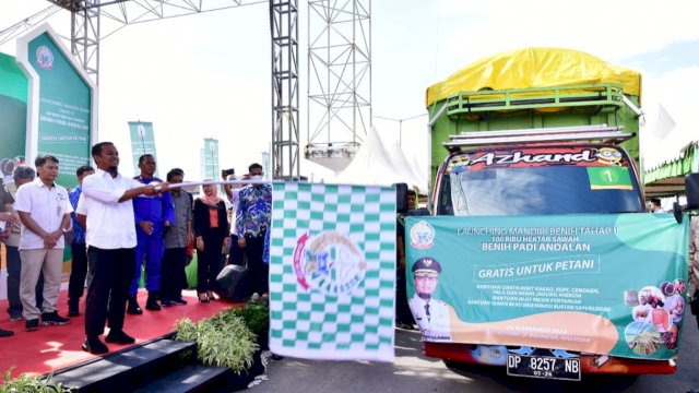 Gubernur Sulsel Andi Sudirman Sulaiman, melepas truk yang akan menyalurkan bantuan pertanian senilai Rp 66 Miliar ke petani. (Istimewa)