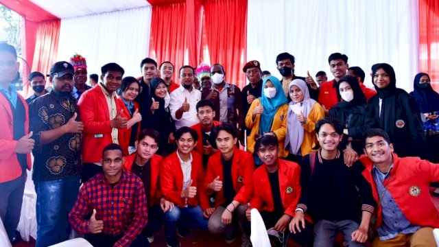 Gubernur Sulsel Andi Sudirman Sulaiman (baju putih), bersama perwakilan mahasiswa saat pencanangan Asrama Mahasiswa Nusantara di Kota Makassar. (Istimewa)