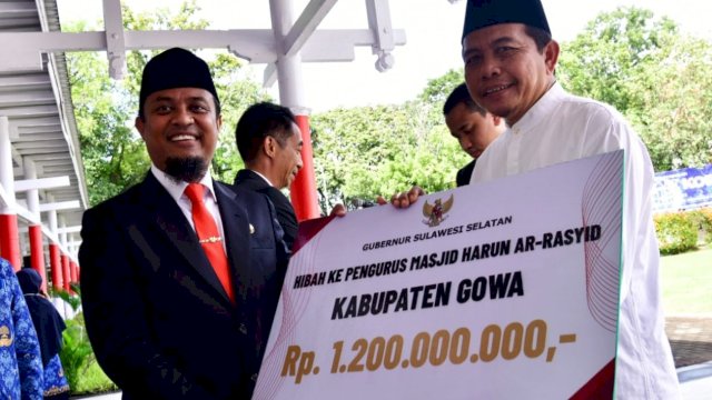 Gubernur Sulsel Andi Sudirman Sulaiman, menyerahkan dana hibah senilai Rp1,2 Miliar ke pengurus Masjid Ar-Rasyid, Kabupaten Gowa. (Istimewa)