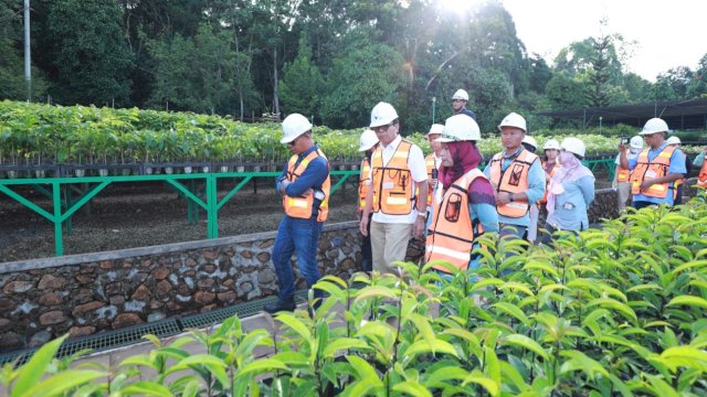 Staf Ahli Menteri ESDM Sampe L. Purba (tengah), saat melakukan kunjungan di Areal Operasional PT Vale, di Sorowako. (Istimewa)