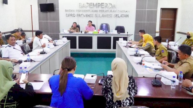 Bapemperda DPRD Sulawesi Selatan melangsungkan Rapat Kerja Penyusunan Propemperda Tahun 2023, Senin (31/10/2022). (Foto: Istimewa)