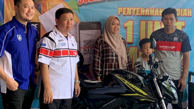 Hadiah utama satu unit motor Vixion diserahkan langsung GM After Sales PT SJAM, Kurniadi (baju putih) didampingi Owner Raya Motor Soppeng, Irwan Tanugraha ke Muliani. (Foto: Istimewa)