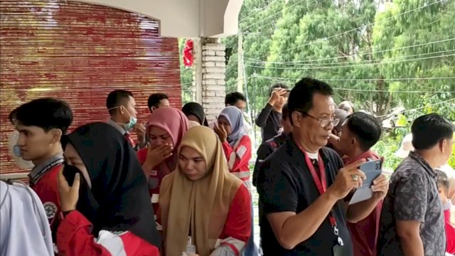 Karyawan PT. CLM menangis saat memasuki kantor dihari pertama manajemen baru PT. CLM berkantor dipimpin Direktur Zainal Abidinsyah Siregar.