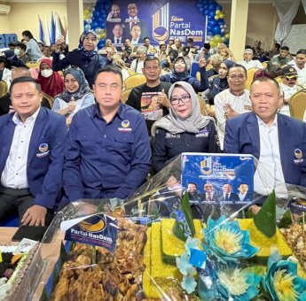 Momen HUT ke-11, NasDem Sulsel Ajak Relawan Anies Potong Tumpeng Bersama