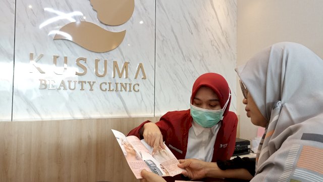 Pelanggan saat melakukan konsultasi treatment kepada beauty change di sela-sela Grand Opening Renovasi Kusuma Beauty Clinic di Makassar, di Jalan AP. Pettarani, No.53 C, Sabtu (12/11). (Chaerani/Republiknews.co.id)