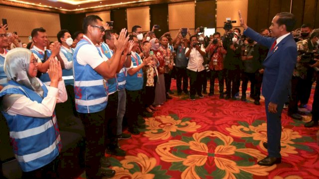 Presiden Jokowi menyempatkan diri menghampiri Direktur Utama PLN serta seluruh petugas siaga PLN untuk menyampaikan apresiasinya secara langsung atas kontribusi PLN pada ajang KTT G20 di Bali. (Foto: Istimewa)