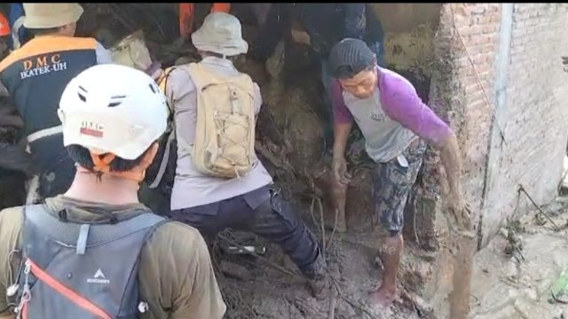 Longsor yang terjadi di Kecamatan Parangloe, Kamis (16/11) malam kemarin mengakibatkan korban jiwa. Dari hasil evakuasi longsor menelan lima korban jiwa. (Dok. Basarnas Makassar)