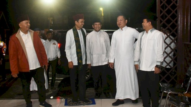 Wakil Ketua Komisi IV DPR RI sekaligus Ketua DPW NasDem Sulsel, Rusdi Masse (RMS) saat menyambut kedatangan Ustadz Abdul Somad di Masjid Raya Rappang, Sidrap, Jumat (18/11/2022) malam. (Foto: Istimewa)