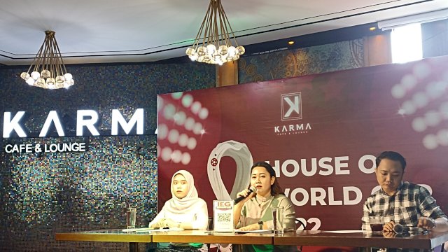 Outlet SPV Karma Cafe & Lounge Arini Apriana saat memberikan keterangan persnya terkait paket Nobar Fifa World Cup Qatar 2022, di Karma Cafe & Lounge, di Jalan Letjen Hertasning, Sabtu (19/11). (Chaerani/Republiknews.co.id)