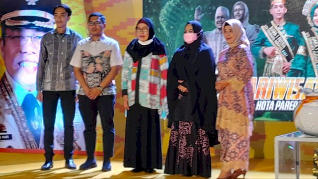 Ket : Ketua TP PKK Kota Parepare, Erna Rasyid Taufan bersama Asisten I Amina Amin dan Kadisporapar, Amrun Agung Hamka di Acara Grand Final Pemilihan Duta Pariwisata Kota Parepare (Istimewa)