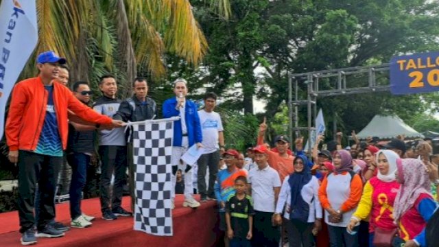 Ketua DPRD Kota Makassar, Rudianto Lallo saat melepas peserta jalan sehat 'Tallo Fest 2022', Minggu (20/11/2022). (Foto: Istimewa)