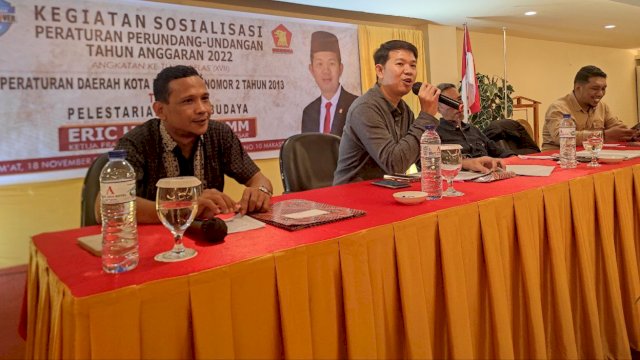 Anggota DPRD Kota Makassar, Eric Horas saat menyosialisasikan Perda Nomor 2 Tahun 2013 tentang pelestarian cagar budaya di Hotel Grand Asia, Jalan Boulevard, Makassar, Jumat (18/11/2022). (Foto: Istimewa)