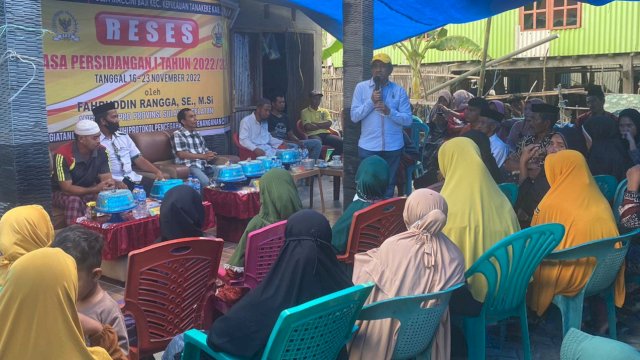 Anggota DPRD Sulawesi Selatan, Fahruddin Rangga saat menggelar kegiatan reses di Dusun Bangko Tinggia, Desa Maccini Baji, Kecamatan Kepulauan Tanakeke, Takalar, Selasa (22/11/2022). (Foto: Istimewa)