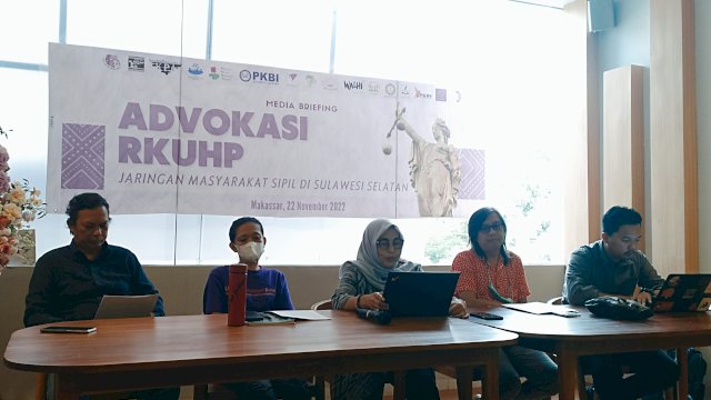 Inisiator Jaringan Masyarakat Sipil Sulawesi Selatan Rosmiati Sain (tengah) bersama perwakilan organisasi masyarakat sipil lainnya di sela-sela Media Breafing Advokasi RKUHP, kemarin. (Chaerani/Republiknews.co.id)