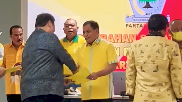 Wakil Ketua Umum DPP Partai Golkar, Nurdin Halid saat menerima penugasan dari Ketua Umum Partai Golkar, Airlangga Hartarto untuk maju bertarung di Dapil Sulsel II pada Pileg 2024 mendatang. (Foto: Istimewa)