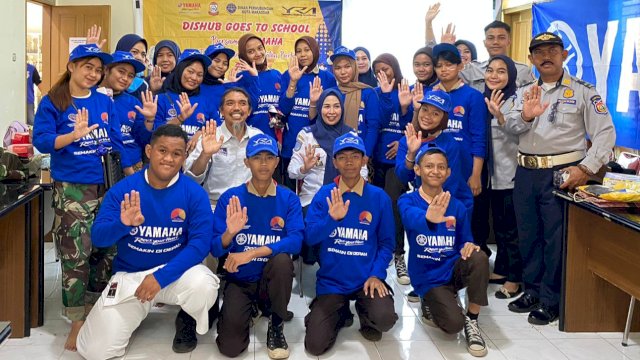 Para pelajar SMA di Kota Makassar yang ikut berpartisipasi dalam kegiatan sosialisasi selamat berkendara yang digelar Yamaha bekerja sama dengan Dinas Perhubungan Kota Makassar. (Foto: Istimewa)