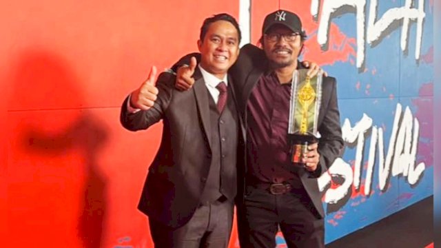 Sutradara film dokumenter berjudul 'Ininnawa: An Island Calling', Arfan Sabran usai meraih penghargaan bergengsi Piala Citra Festival Film Indonesi (FFI) 2022. (Foto: Istimewa)