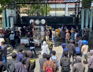 Gelar Demonstrasi di DPRD Sulsel, AMS Tuntut Penyelesaian Stadion Mattoanging dan Kasus Bansos Covid-19