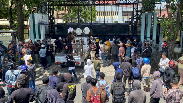 Aliansi Masyarakat Sulsel (AMS) saat menggelar aksi demonstrasi di Kantor DPRD Sulawesi Selatan, Jl Urip Sumoharjo, Makassar, Kamis (24/11/2022). (Foto: Istimewa)