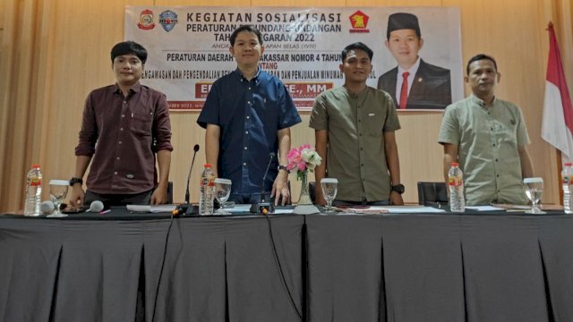 Anggota DPRD Kota Makassar, Eric Horas saat menyosialisasikan Perda Nomor 4 Tahun 2014 tentang pengawasan peredaran minuman beralkohol di Whiz Prime Hotel Sudirman Makassar, Rabu (23/11/2022). (Foto: Istimewa)