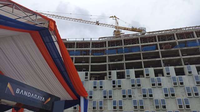 Pembangunan Tower Bandar yang merupakan salah satu hunian Apartemen Bandaranya yang dibangun FKS Land di Kawasan Tallasa City memasuki tahap penutupan atap atau topping off, Jumat (25/11). (Chaerani/Republiknews.co.id)