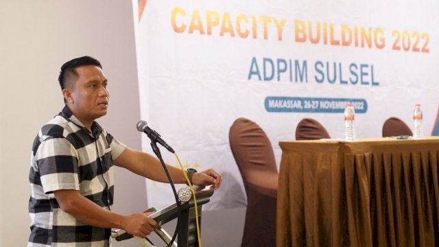 Kepala Biro Adpim Pemprov Sulawesi Selatan, Andi Winarno Eka Putra saat memberikan sambutan dalam acara bimtek Capacity Building yang digelar di Hotel MaxOne, Makassar, Sabtu (26/11/2022). (Foto: Istimewa)