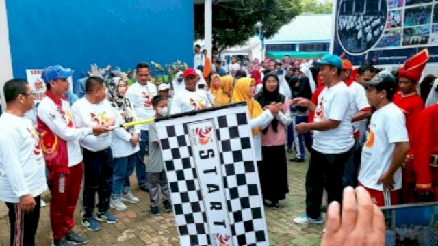 Ketua DPRD Makassar, Rudianto Lallo saat melepas peserta jalan sehat Alumni SMPN 36 Makassar, Sabtu (26/11/2022). (Foto: Istimewa)