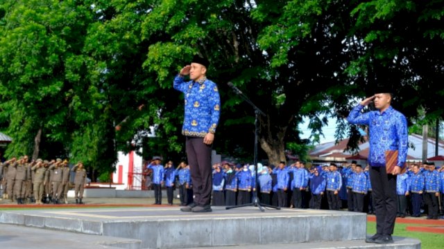 Wakil Bupati Jeneponto, Paris Yasir saat menjadi inspektur upacara pada peringatan HUT KORPRI ke-51 tahun, Selasa (29/11/2022). (Foto: Istimewa)