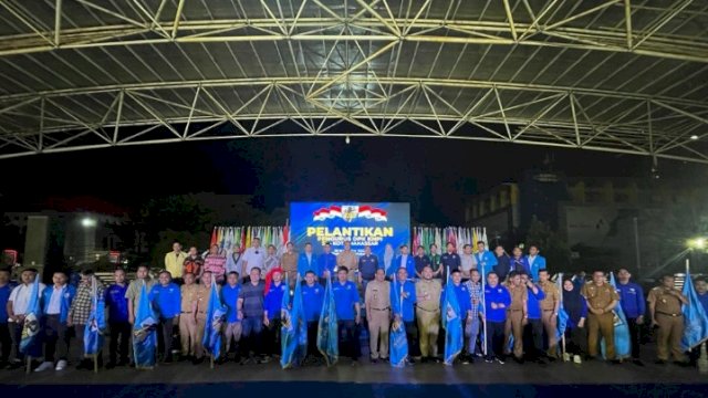 Pengurus DPK KNPI se Kota Makassar berfoto bersama usai dilantik dan dikukuhkan di Tribun Lapangan Karebosi, Makassar, Senin (28/11/2022). (Foto: Istimewa)