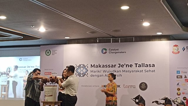 Pengaplikasian filter air yang dikembangkan Terra Water menjadi penanda dimulainya projects &ldquo;Makassar Je'ne Tallasa&rdquo; yang digagas YABB bersama tiga changemakers untuk masyarakat Kecamatan Tallo, Kota Makassar, di sela-sela peluncuran &ldquo;Makassar Je'ne Tallasa&rdquo; bertajuk "Mariki&rsquo; Wujudkan Masyarakat Sehat dengan Air Bersih" di Hotel Mercure Makassar, Rabu (30/11). (Chaerani/Republiknews.co.id)