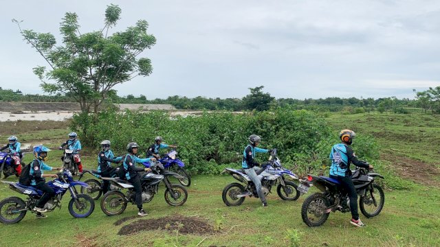 Para peserta fun riding Yamaha WR 155 saat menjajal medan berbatu di Kawasan Tana Karaeng, Bili-bili, Kabupaten Gowa, Minggu (27/11/2022). (Foto: Istimewa)