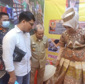 Pakaian Khas Rampi Dari Kulit Kayu Jadi Magnet Pengunjung Pekan Raya Sulsel