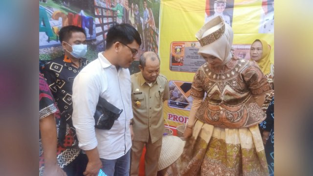 Pakaian Khas Rampi Dari Kulit Kayu Jadi Magnet Pengunjung Pekan Raya Sulsel
