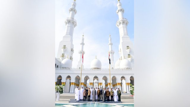 Presiden RI Joko Widodo, bersama Presiden Persatuan Emirat Arab Mohammed Bin Zayed Al Nahyan, usai meresmikan Masjid Raya Sheikh Zayed Senin (14/11/2022). (Istimewa)
